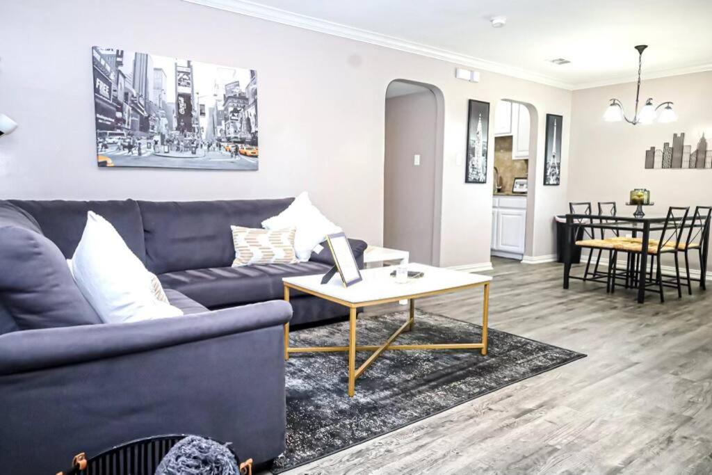 Comfy Two-Bedroom Apartment In アーリントン エクステリア 写真