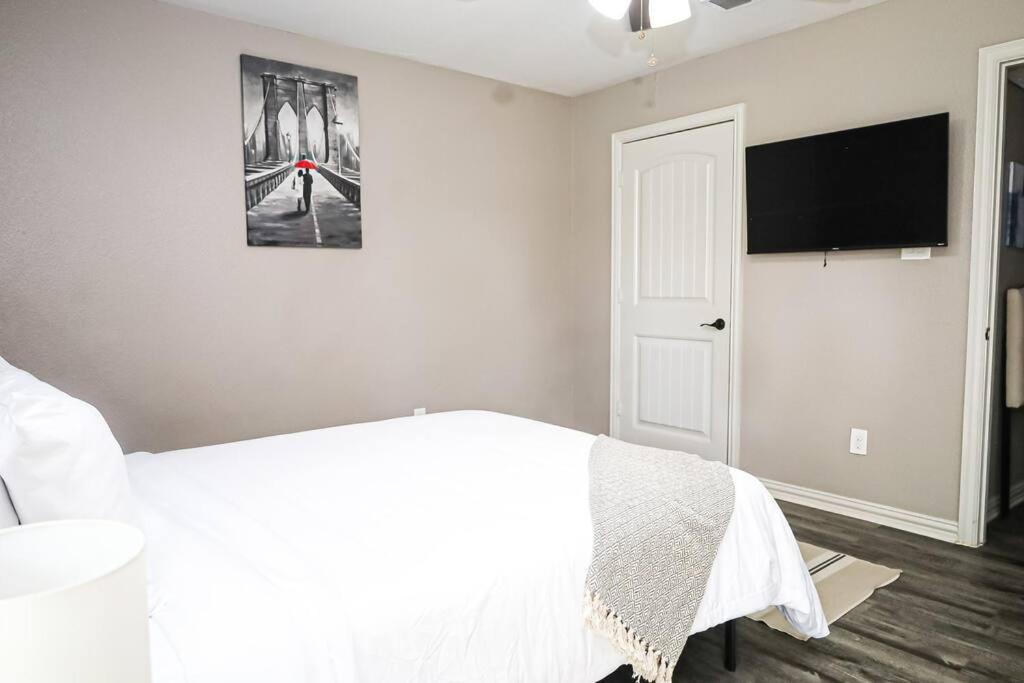 Comfy Two-Bedroom Apartment In アーリントン エクステリア 写真