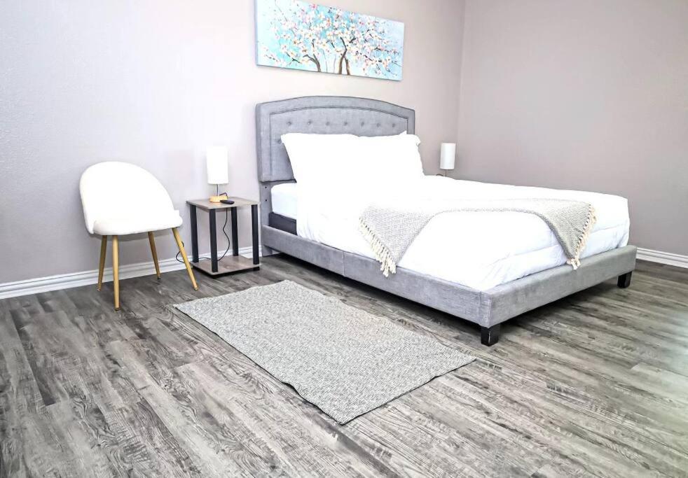 Comfy Two-Bedroom Apartment In アーリントン エクステリア 写真