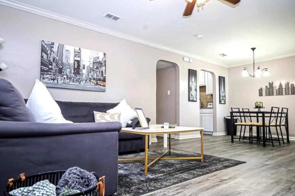 Comfy Two-Bedroom Apartment In アーリントン エクステリア 写真
