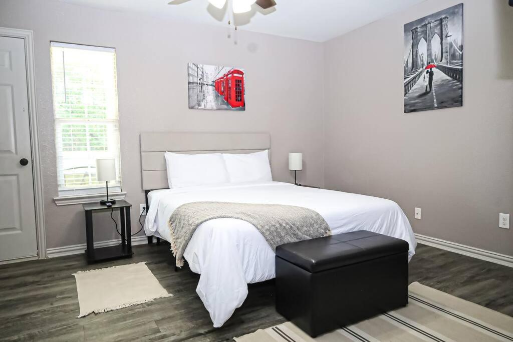 Comfy Two-Bedroom Apartment In アーリントン エクステリア 写真