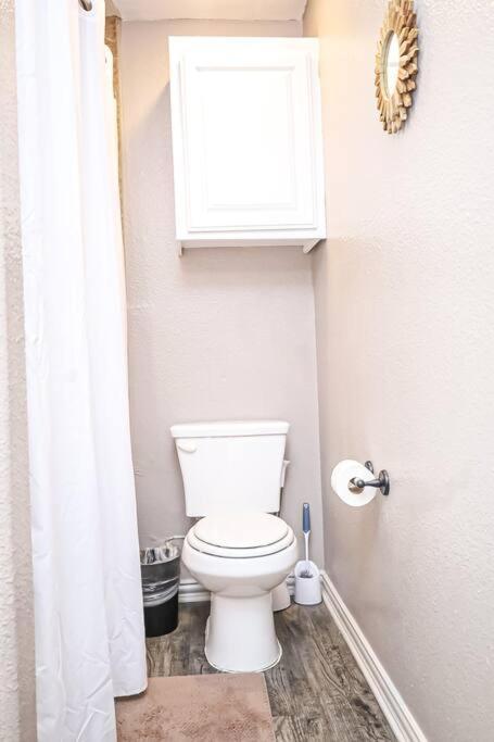 Comfy Two-Bedroom Apartment In アーリントン エクステリア 写真